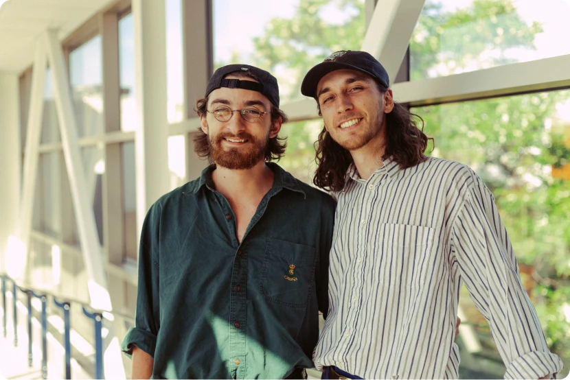 Deux homme souriant regardant la caméra